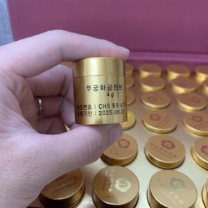 Thân hộp nhỏ có in các dòng chữ cũng như hạn sử dụng