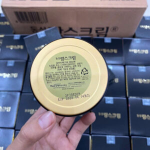 Mặt đáy Hộp bên trong kem nám Dongsung