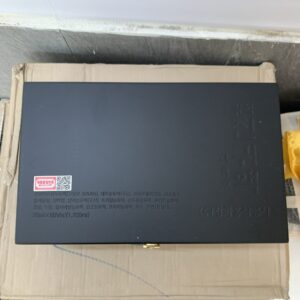 Mặt trước hộp màu đen chất liệu gỗ cao cấp