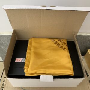 Bên trong gồm 1 hộp gỗ và khăn vải cao cấp