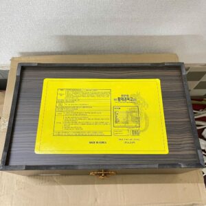 Mặt sau hộp gỗ tinh chất là thông tin của sản phẩm