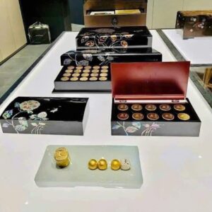 Mỗi hộp gồm 10 viên cao cấp dát vàng