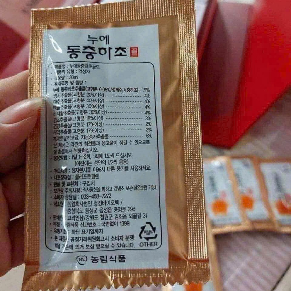 Mặt thông tin hộp nhỏ nước đông trùng hộp giấy đỏ Hàn Quốc Mặt sau gói nước đông trùng hộp giấy đỏ Hàn Quốc