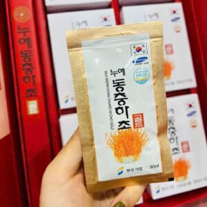 Mặt trước gói nước đông trùng hộp giấy đỏ Hàn Quốc