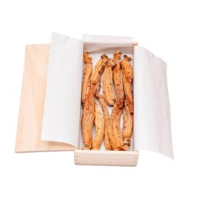 Bên trong hộp thiếc có hộp gỗ cao cấp